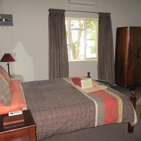 Van Rhyn Guest House Vanrhynsdorp Ngoại thất bức ảnh