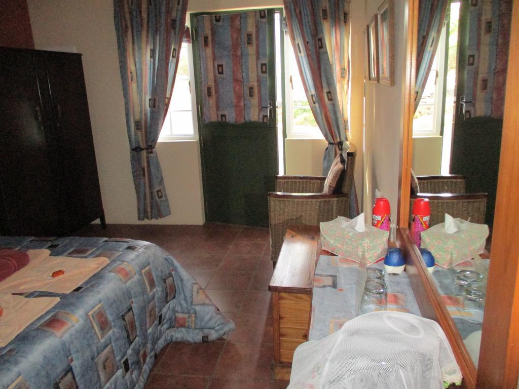 Van Rhyn Guest House Vanrhynsdorp Ngoại thất bức ảnh