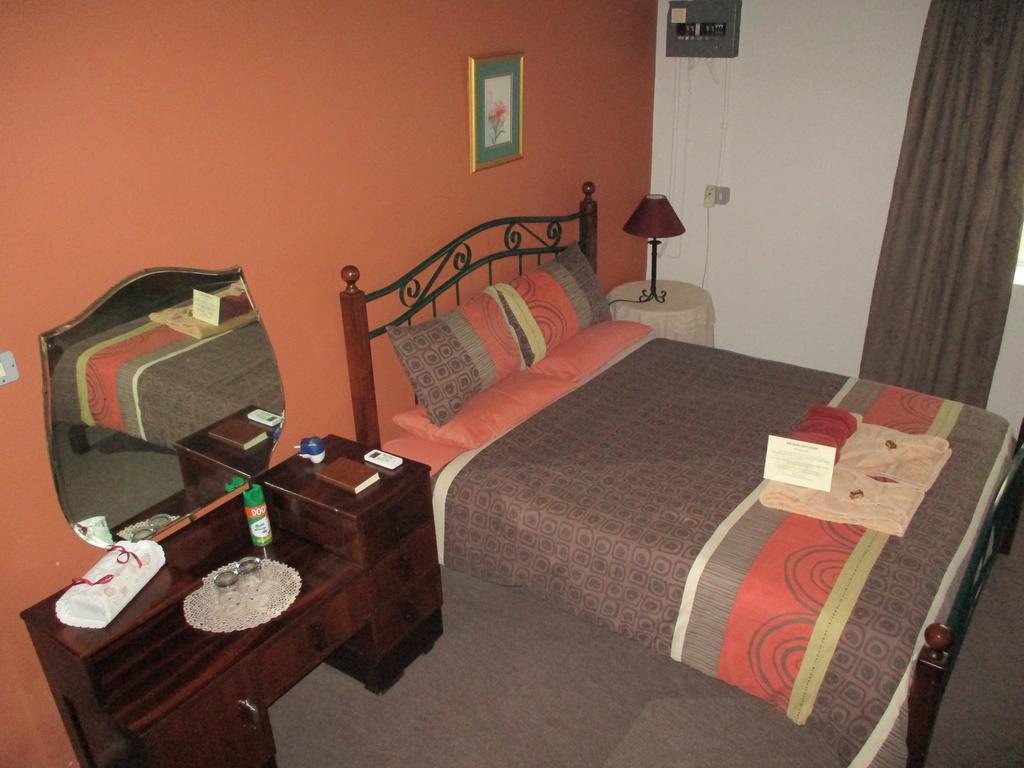 Van Rhyn Guest House Vanrhynsdorp Ngoại thất bức ảnh